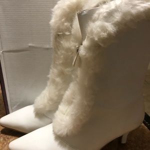 Women White boot lined /white faux fur size 7 NEW